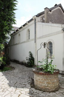 Puits de la première cour à droite. © Région Bourgogne-Franche-Comté, Inventaire du patrimoine