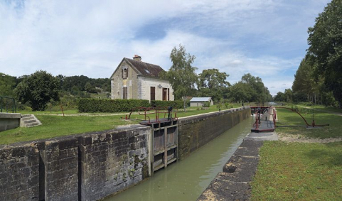 Site de l'écluse 109 du versant Yonne, dite de la Maladrerie, à Saint-Florentin : vue d'aval. © Région Bourgogne-Franche-Comté, Inventaire du patrimoine