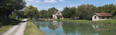 Vue d'ensemble prise d'amont, avec le lavoir à droite. © Région Bourgogne-Franche-Comté, Inventaire du patrimoine