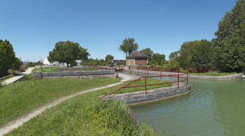 Le site vu d'amont : on distingue le pont canal au premier plan. © Région Bourgogne-Franche-Comté, Inventaire du patrimoine