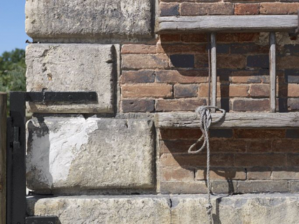 Maison éclusière : détail de la chaîne d'angle et de l'échelle fixée sur le côté. © Région Bourgogne-Franche-Comté, Inventaire du patrimoine