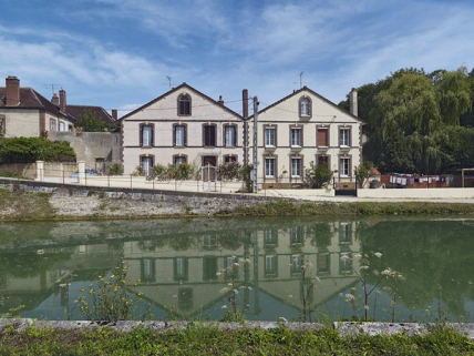 Amont du pont, rive droite : d'anciennes usines. © Région Bourgogne-Franche-Comté, Inventaire du patrimoine