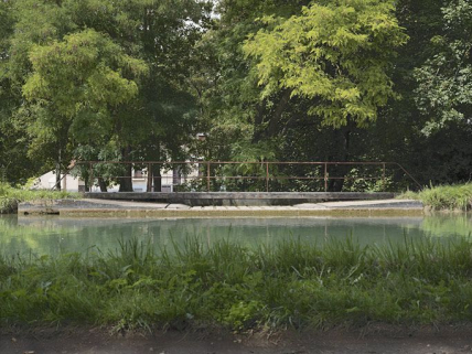 Détail du chemin de halage qui est prolongé par une passerelle métallique avec la maçonnerie du déversoir de superficie rive droite. © Région Bourgogne-Franche-Comté, Inventaire du patrimoine