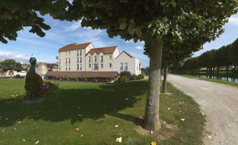Vue d'ensemble : on voit nettement que le lavoir à gauche est en contrebas du canal, à droite de l'image. © Région Bourgogne-Franche-Comté, Inventaire du patrimoine