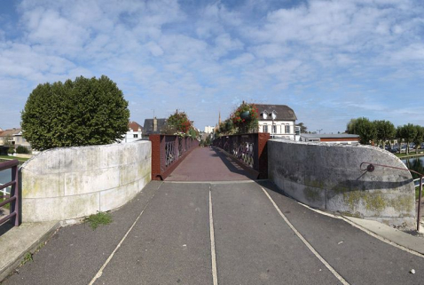 Vue du dessus prise côté gare : de l'autre côté, un ancien hôtel. © Région Bourgogne-Franche-Comté, Inventaire du patrimoine