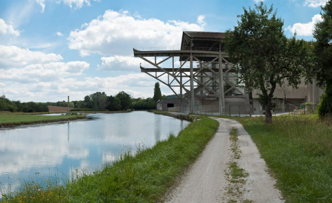 Vue de la cimenterie donnant sur la gare d'eau. © Région Bourgogne-Franche-Comté, Inventaire du patrimoine