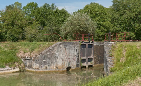 Vue du sas d'écluse en aval. © Région Bourgogne-Franche-Comté, Inventaire du patrimoine