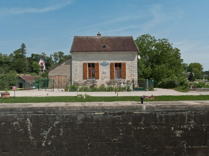 Vue de face de la maison éclusière. © Région Bourgogne-Franche-Comté, Inventaire du patrimoine