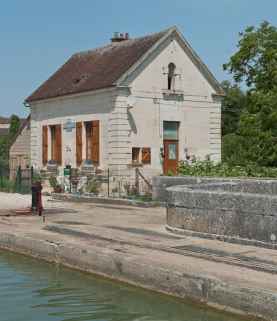 Vue de la maison éclusière. © Région Bourgogne-Franche-Comté, Inventaire du patrimoine