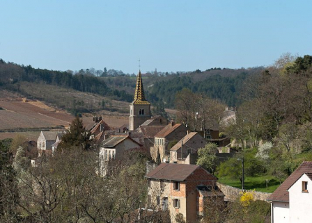 Vue générale de l'église et du village de Pernand-Vergelesses. © Région Bourgogne-Franche-Comté, Inventaire du patrimoine