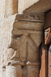 Porte latérale, détail des chapiteaux gauches. © Région Bourgogne-Franche-Comté, Inventaire du patrimoine