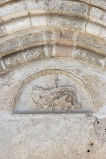 Tympan du portail : Agneau mystique. © Région Bourgogne-Franche-Comté, Inventaire du patrimoine