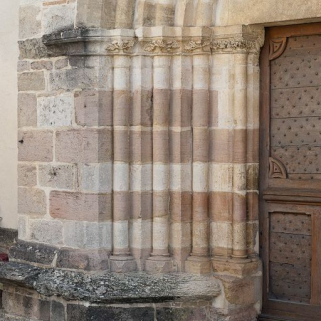Portail : colonnettes gauches de l'ébrasement. © Région Bourgogne-Franche-Comté, Inventaire du patrimoine