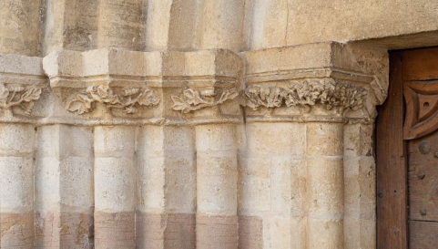 Portail : chapiteaux des colonnettes gauches de l'ébrasement. © Région Bourgogne-Franche-Comté, Inventaire du patrimoine