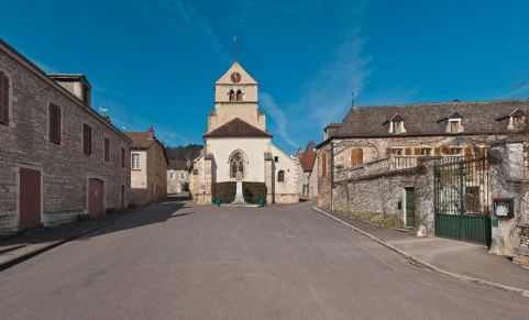 Portail : chapiteaux des colonnettes droites de l'ébrasement. © Région Bourgogne-Franche-Comté, Inventaire du patrimoine