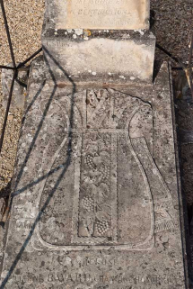 Détail : chasuble ornant la dalle. © Région Bourgogne-Franche-Comté, Inventaire du patrimoine