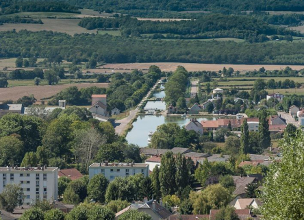 Vue des premiers biefs du versant Yonne à Pouilly-en-Auxois. © Région Bourgogne-Franche-Comté, Inventaire du patrimoine