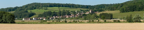 Vue panoramique du village de Courcelles-lès-Montbard avec, de gauche à droite, la maison éclusière de type Forey, l'église paroissiale et la maison forte. © Région Bourgogne-Franche-Comté, Inventaire du patrimoine