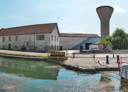 Prise d'eau dans le canal pour l'usine en arrière-plan à Montbard. Le tout est en amont du site d'écluse. © Région Bourgogne-Franche-Comté, Inventaire du patrimoine