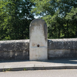 Borne de séparation entre les départements de l'Yonne et de la Côte-d'Or, sur le pont sur l'Armançon. © Région Bourgogne-Franche-Comté, Inventaire du patrimoine