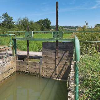 Vannes de régulation sur la rigole. © Région Bourgogne-Franche-Comté, Inventaire du patrimoine Vannes de régulation sur la rigole. © Région Bourgogne-Franche-Comté, Inventaire du patrimoine