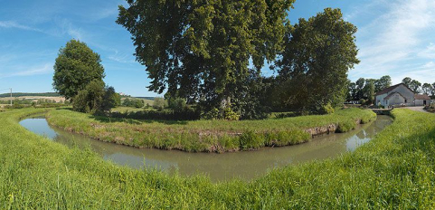 Vue de la rigole à son arrivée vers le canal. © Région Bourgogne-Franche-Comté, Inventaire du patrimoine Vue de la rigole à son arrivée vers le canal. © Région Bourgogne-Franche-Comté, Inventaire du patrimoine