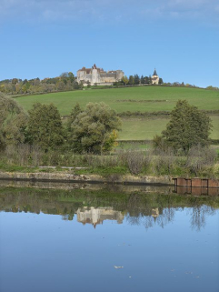 Le château de Châteauneuf de la rive droite du canal. © Région Bourgogne-Franche-Comté, Inventaire du patrimoine