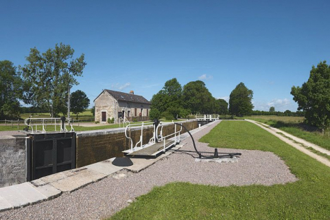 Vue d'ensemble du site d'écluse, pris de l'aval. © Région Bourgogne-Franche-Comté, Inventaire du patrimoine