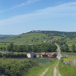 Grand panorama centré sur l'axe du pont routier de Sainte-Sabine sur le canal. Château de Châteauneuf en arrière-plan. © Région Bourgogne-Franche-Comté, Inventaire du patrimoine