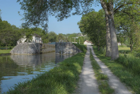 Vue d'ensemble du site d'écluse prise de l'aval. © Région Bourgogne-Franche-Comté, Inventaire du patrimoine