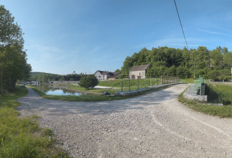 Le pont isolé de Crugey vu d'amont. Port en arrière-plan. © Région Bourgogne-Franche-Comté, Inventaire du patrimoine