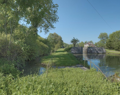 Rive droite : arrivée de la rigole d'alimentation plus en aval dans le bief. © Région Bourgogne-Franche-Comté, Inventaire du patrimoine