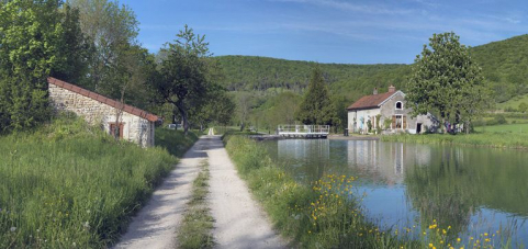 Vue d'ensemble de l'amont de la maison éclusière. © Région Bourgogne-Franche-Comté, Inventaire du patrimoine