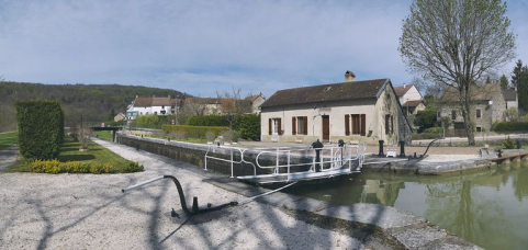 Vue d'ensemble de l'amont du site d'écluse. © Région Bourgogne-Franche-Comté, Inventaire du patrimoine