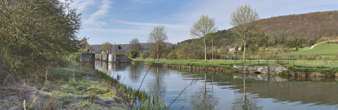 Arrivée de la rigole au canal rive gauche. En arrière-plan, le site d'écluse 28. © Région Bourgogne-Franche-Comté, Inventaire du patrimoine