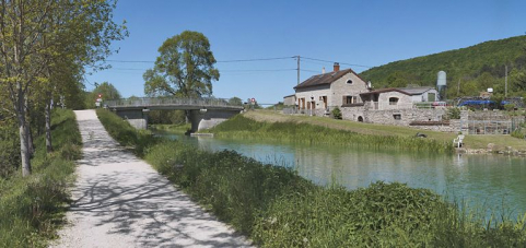 Maison de garde prise d'amont. Le pont isolé à gauche. © Région Bourgogne-Franche-Comté, Inventaire du patrimoine