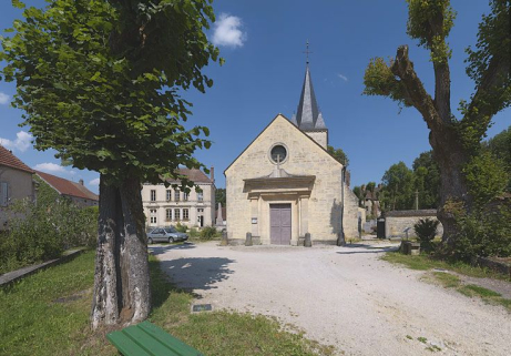 L'église de Gissey de face, la mairie-école à gauche et à droite, le cimetière, derrière dans les arbres, le château. © Région Bourgogne-Franche-Comté, Inventaire du patrimoine