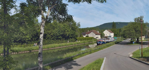 La traversée de Fleurey-sur-Ouche par le canal : vue sur Notre-Dame-de-l'Etang. Le long de la rive gauche du canal : l'ancien moulin des Roches. © Région Bourgogne-Franche-Comté, Inventaire du patrimoine