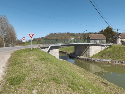 Le pont. © Région Bourgogne-Franche-Comté, Inventaire du patrimoine Le pont. © Région Bourgogne-Franche-Comté, Inventaire du patrimoine