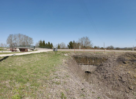 Un ponceau sur le contre-fossé du canal au site d'écluse 16 du versant Yonne, rive gauche, à Charigny. © Région Bourgogne-Franche-Comté, Inventaire du patrimoine