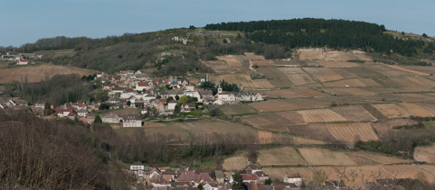 L'église Saint-Martin de Dezize-lès-Maranges, dans son site paysager. © Région Bourgogne-Franche-Comté, Inventaire du patrimoine