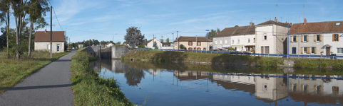 A Ecuisses, le bief 03 pris de l'aval de la rive droite. Alignements de maisons le long du chemin de halage devenu route départementale. © Région Bourgogne-Franche-Comté, Inventaire du patrimoine