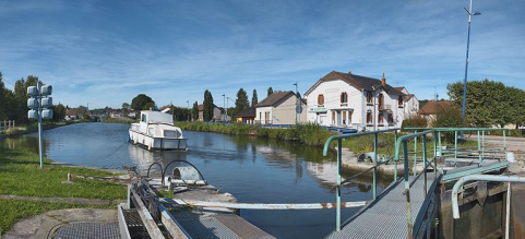 Portes amont du site d'écluse et vue sur les petits commerces en bord de canal, dont le café de la mairie. © Région Bourgogne-Franche-Comté, Inventaire du patrimoine