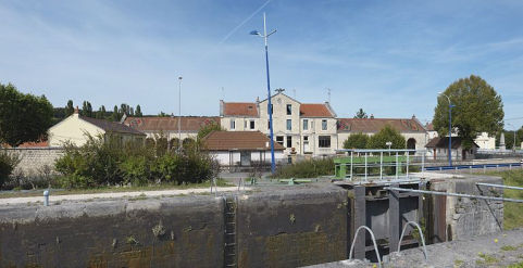 La mairie prise du site d'écluse 04. © Région Bourgogne-Franche-Comté, Inventaire du patrimoine