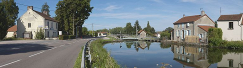 Le site d'écluse 05 vu d'amont. De gauche à droite : le café-restaurant des Amis du Canal, le site d'écluse avec son pont. On distingue le déversoir menant à la rigole régulatrice des biefs. La maison éclusière en amont du sas. © Région Bourgogne-Franche-Comté, Inventaire du patrimoine