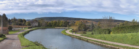 Vue du paysage du canal à Cheilly-lès-Maranges : les vignes et le moulin Sorine de Santenay. © Région Bourgogne-Franche-Comté, Inventaire du patrimoine