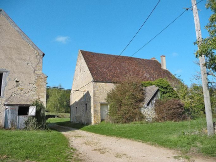 Murs postérieurs de la chapelle et de la grange. © Région Bourgogne-Franche-Comté, Inventaire du patrimoine
