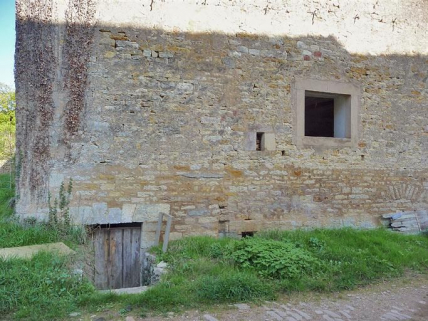 Entrée de la cave de la grange située dans le mur droit. © Région Bourgogne-Franche-Comté, Inventaire du patrimoine