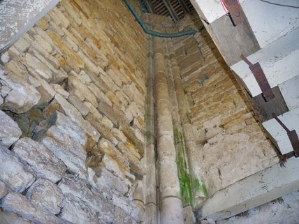 Chapelle, corps postérieur : partie supérieure des colonnes de l'angle nord-ouest. © Région Bourgogne-Franche-Comté, Inventaire du patrimoine