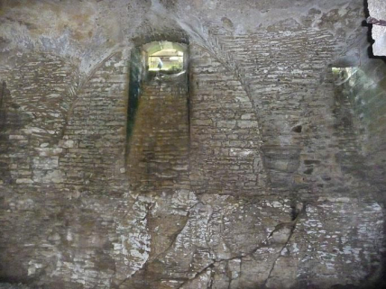 Cave sous la grange : soubassement rocheux, soupirail et culots. © Région Bourgogne-Franche-Comté, Inventaire du patrimoine